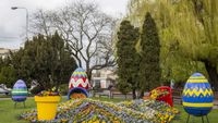 Decorațiunile în formă de iepurași și ouă de Paște amplasate în centrul municipiului Zalău, vandalizate, la începutul Săptămânii Mari
