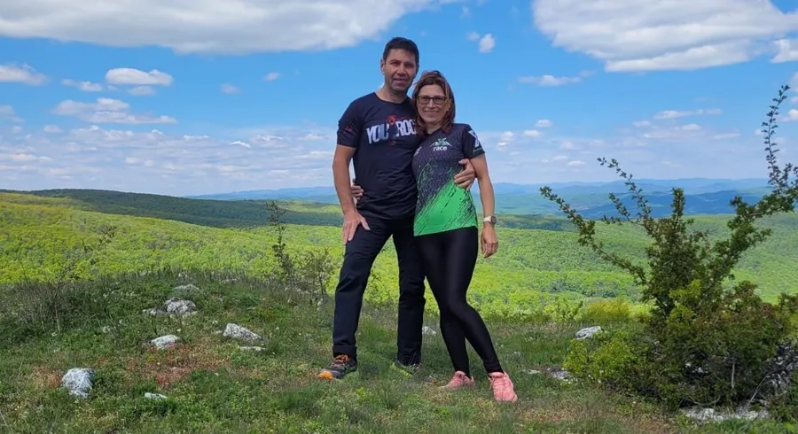Mirela Andrei și soțul ei, antreprenorii din spatele dulcețurilor Bunătăți din Pleșești, la o drumeție montană