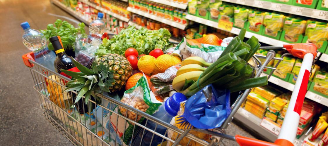 Grecia ieftinește alimentele din supermarketuri. Fermierii din Halkidiki spun că turiștii români cumpără mult ulei de măsline