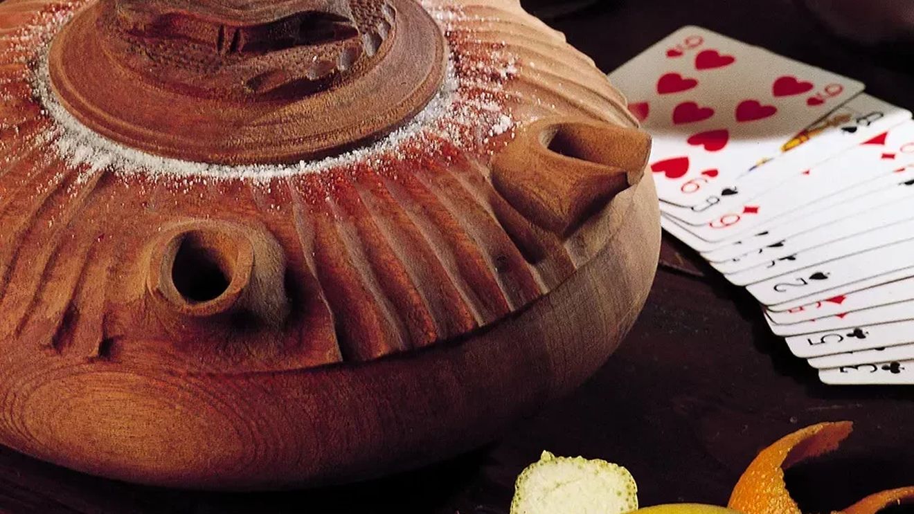 Ritualului cafelei băută într-o grolla valdostană: un pocal din lemn sculptat, în care se servește un cocktail de cafea fierbinte amestecată cu băuturi alcoolice, zahăr și condimente