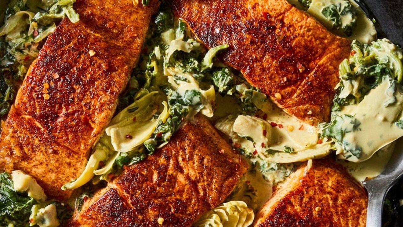 Somonul cu spanac și anghinare transformă prânzul într-o masă sățioasă și e gata în 30 de minute / Rețeta se face într-o singură tigaie