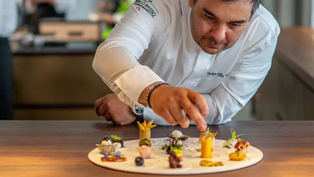 În acest weekend, o nouă ediție a evenimentului de fine dining „Azuga Under the Stars”/ Felix Lo Basso, chef cu o stea Michelin, invitat de onoare