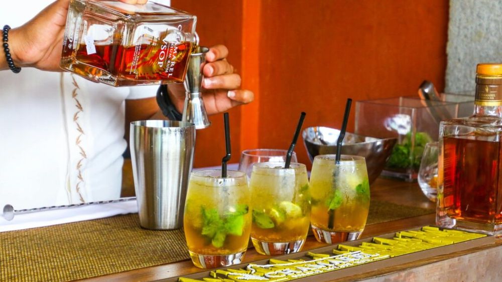 Vara e și anotimpul petrecerilor. Ce sa bei și ce să mănânci după ce ai exagerat cu alcoolul. Alte strategii simple pentru ameliorarea simptomelor de mahmureală