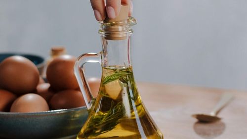 Uleiul de gătit cu cele mai puține calorii / Nutriționiștii dezvăluie cele mai sănătoase opțiuni și oferă sfaturi despre cum să folosești mai puțin ulei când gătești