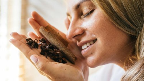 5 soluții naturale care te pot ajuta să scapi de respirația urât mirositoare/ Ingredientele le avem cu toții în bucătărie