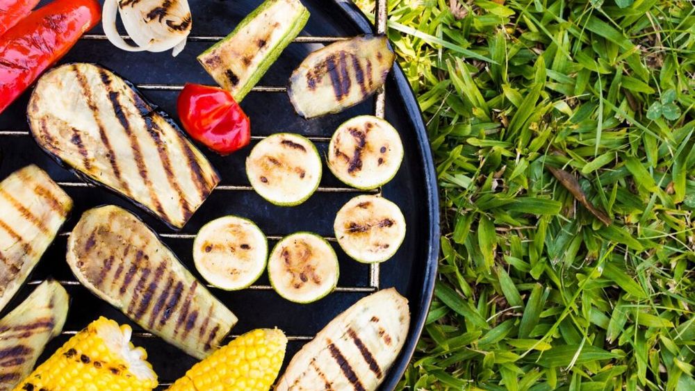 Ce legume merg adăugate pe grătar alături de carne și cum? E preferabil să le marinăm sau să le adăugăm în stare naturală?