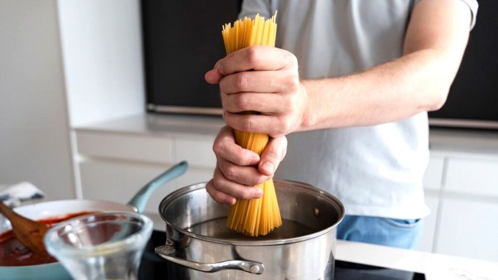 ABC în bucătărie. De câtă apă și de câtă sare e nevoie când fierbi pastele? Care e riscul dacă apa e prea puțină și diferența între cele proaspete și cele uscate
