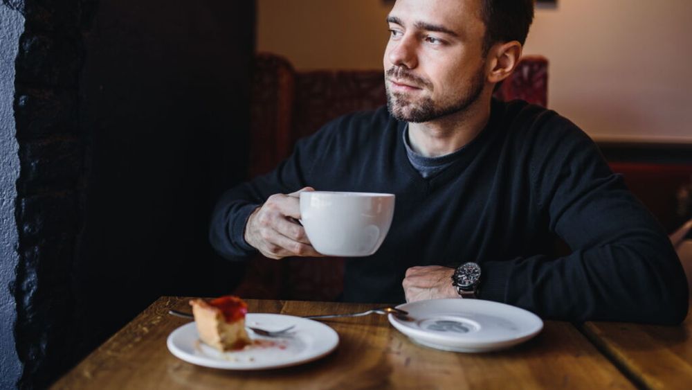 Motivul pentru care te poți simți obosit după ce bei cafea / Medic: „Oamenii care au o mutație ce le permite să metabolizeze rapid cofeina scapă mai repede de efectele acesteia”