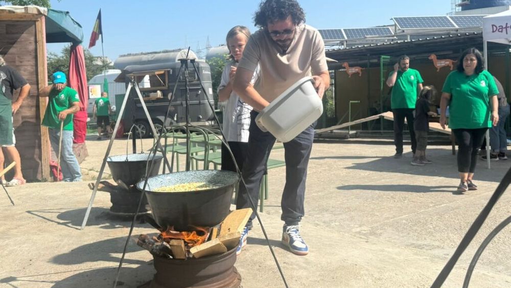 VIDEO | Costel Bojog, bucătar pentru câini la Adăpostul Speranța: „Vino, simte, trăiește un pic această senzație de a fi înconjurat de animale. Mai departe tu decizi”