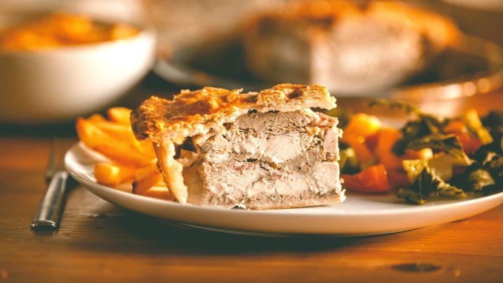 Cum se prepară o chicken pie englezească tradițională. Ce aluat se potrivește cel mai bine și de ce ingrediente avem nevoie pentru o placintă cu carne de pui