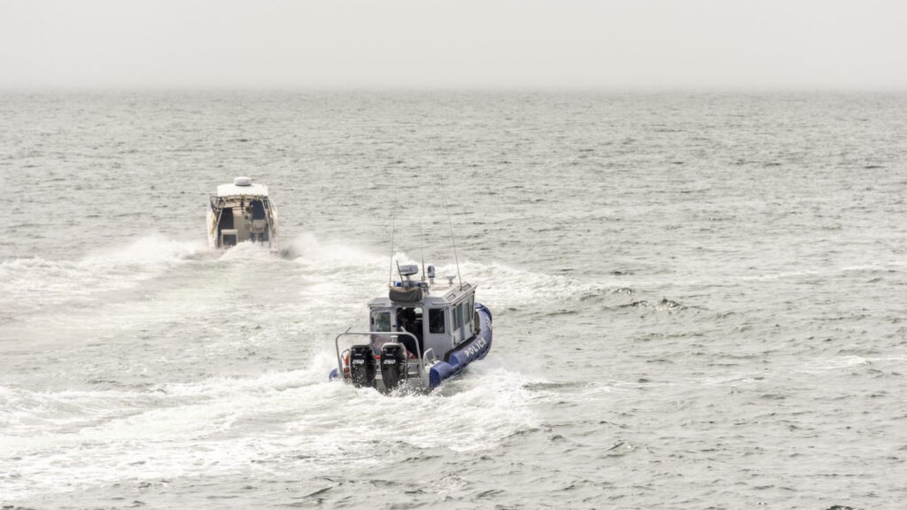 Un pescador neînregistrat a fost surprins de polițiștii de frontieră în timp ce pescuia ilegal în Marea Neagră / Patru români se aflau la bord 