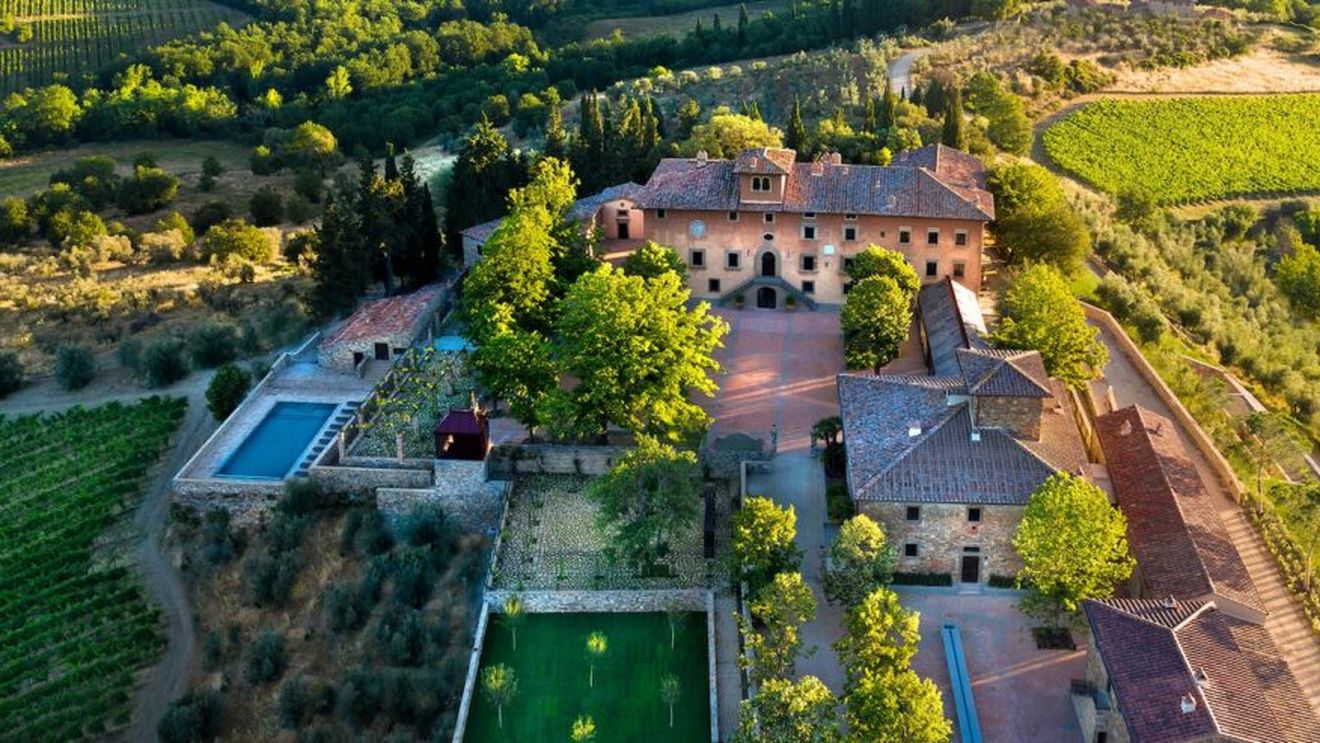 Fattoria di Vignamaggio, un loc special în Toscana care propune mâncare și vinuri exclusiv din producție proprie, cu teatru, capelă, ateliere creative și spații de dormit. Produce vinuri începând cu 1400 și a fost recent renovată