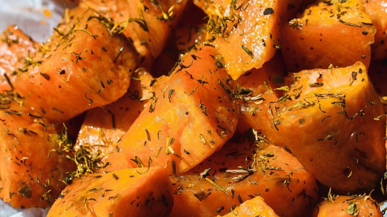 Cartofi dulci, prăjiți și condimentați, o garnitură sănătoasă pentru inimă, pe care o vei iubi/ Conțin colesterol “bun”, sunt bogați în fibre și nu cresc glicemia