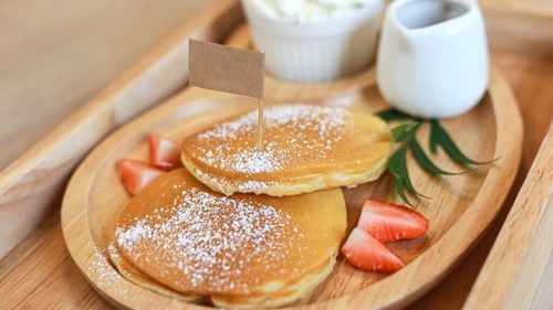 Cele mai pufoase și mai dietetice clătite pentru micul dejun. Pancakes proteice din albușuri și făină de ovăz, cu un conținut de grăsimi care tinde spre zero, în combinații dulci sau sărate