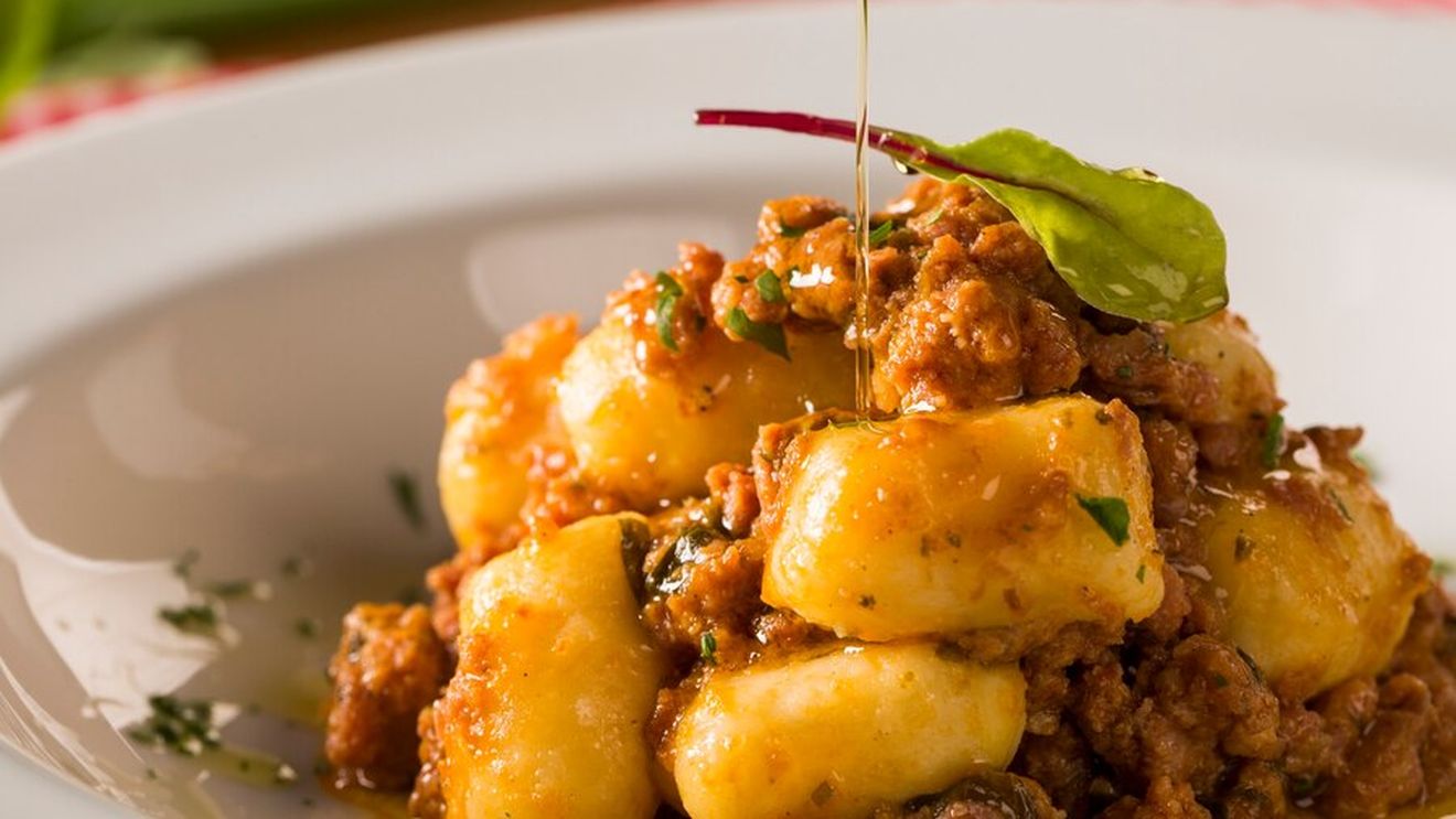 Mămăligă rece rămasă? În afară de budincă, putem face din ea niște găluște foarte reușite, peste care putem pune orice fel de sos