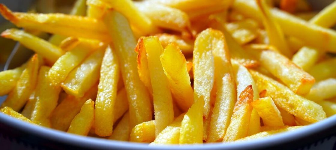 Ziua mondială a cartofilor prăjiți. Aproape jumătate dintre restaurantele din România îi au în meniu. Ce arată analiza a 2.825 de preparate
