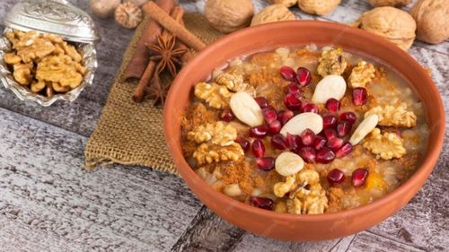 Așure, sau budinca lui Noe, care seamănă mult cu grâul fiert îndulcit care se împarte la noi în ajunul Crăciunului. Un preparat străvechi, care a migrat din Orientul Mijlociu spre Balcani