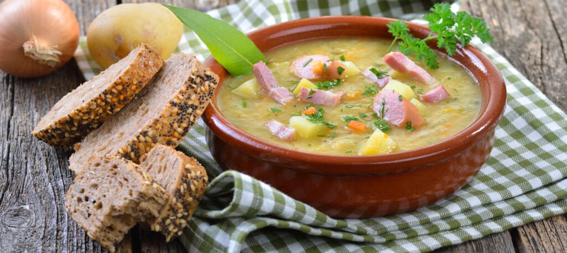Supă germană de cartofi cu bacon și tăiței / Rețeta simplă, ieftină și sățioasă
