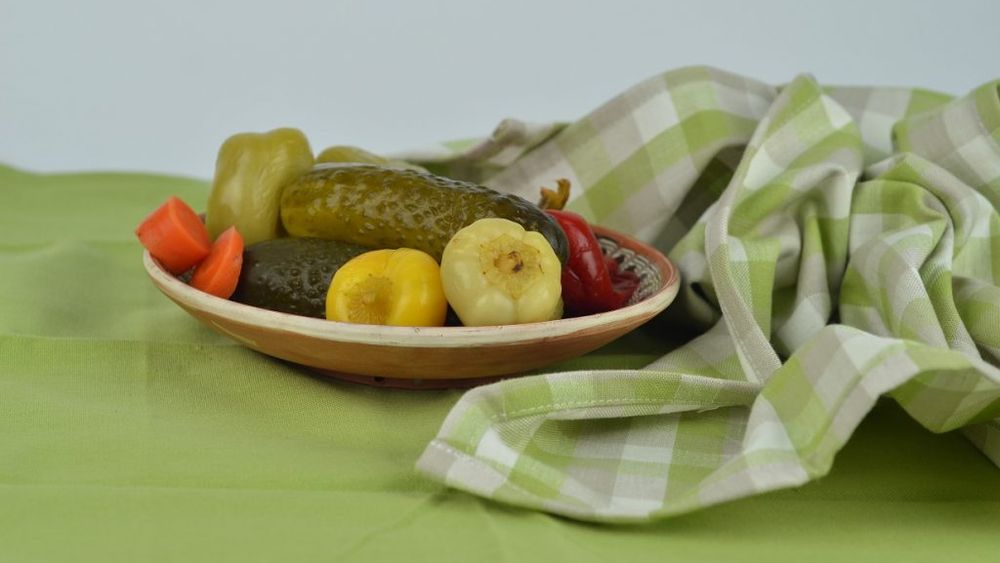 Un antreprenor din București a construit o fabrică de murături în județul Dâmbovița, iar produsele sale ajung, în prezent, pe rafturile hypermarketurilor din toată țara