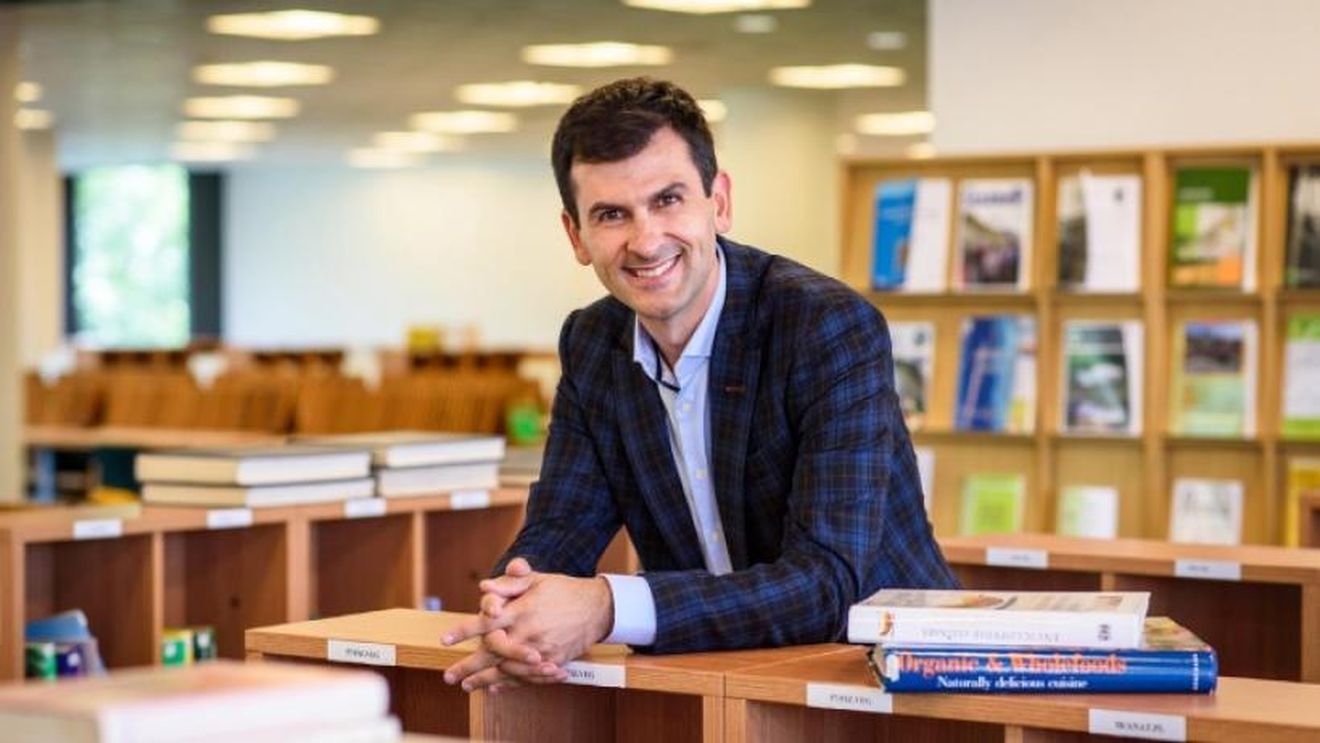 Cartea „Adevărul din farfurie”, scrisă de prof. dr. Dan C. Vodnar, va fi lansată duminică, la Gaudeamus: „Am scris-o din convingerea că alimentația nu este un gest banal, ci fundamentul sănătății noastre”