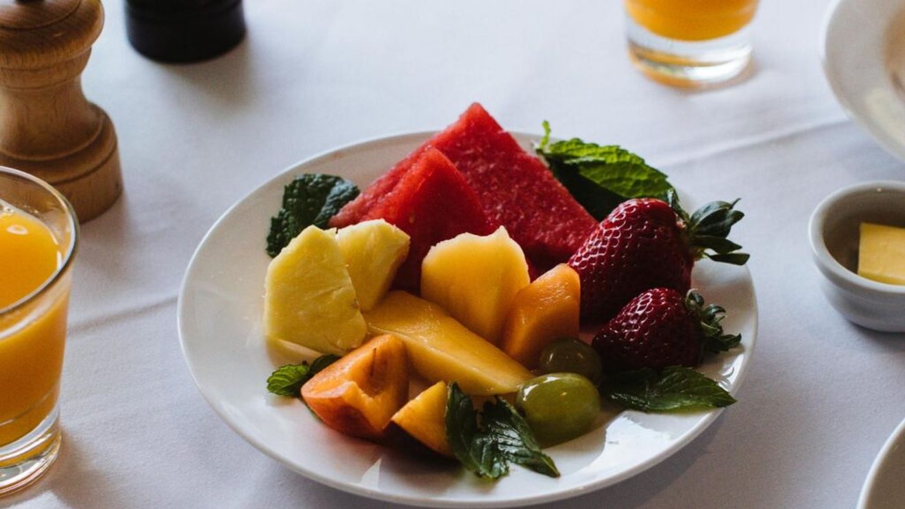 Nici mărul, nici piersica / Fructele care au cea mai mare cantitate de apă și  te hidratează cel mai bine pe timp de caniculă