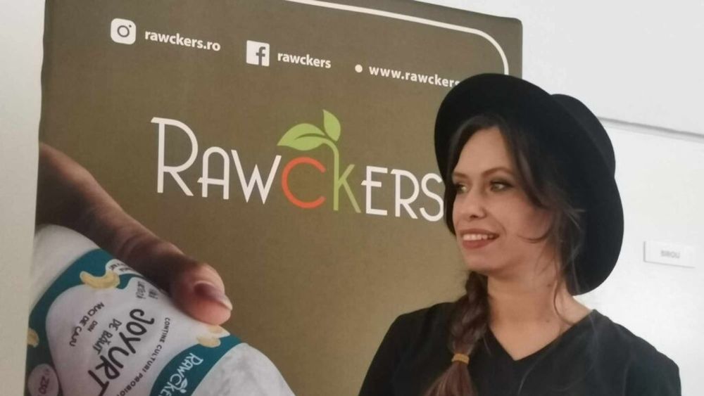 VIDEO Prima fabrică de brânză din nuci caju din România funcționează la Timișoara. A devenit și cel mai mare producător de iaurt vegan. Au realizat 700.000 de produse în 2023