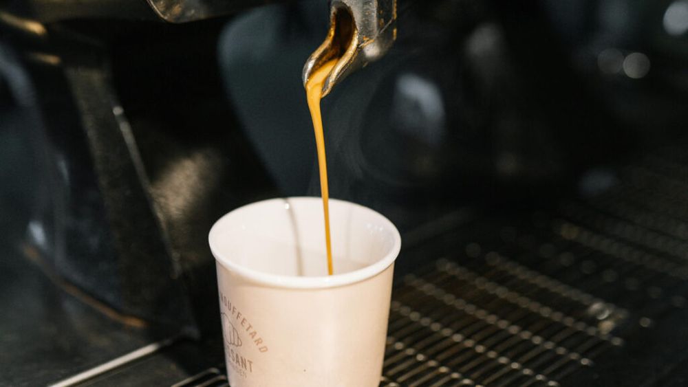 Multe branduri de cafea decofeinizată ar putea fi nesigure pentru consumul uman / În multe cazuri, în proces este folosită clorură de metilen, substanță folosită inclusiv la îndepărtarea vopselei