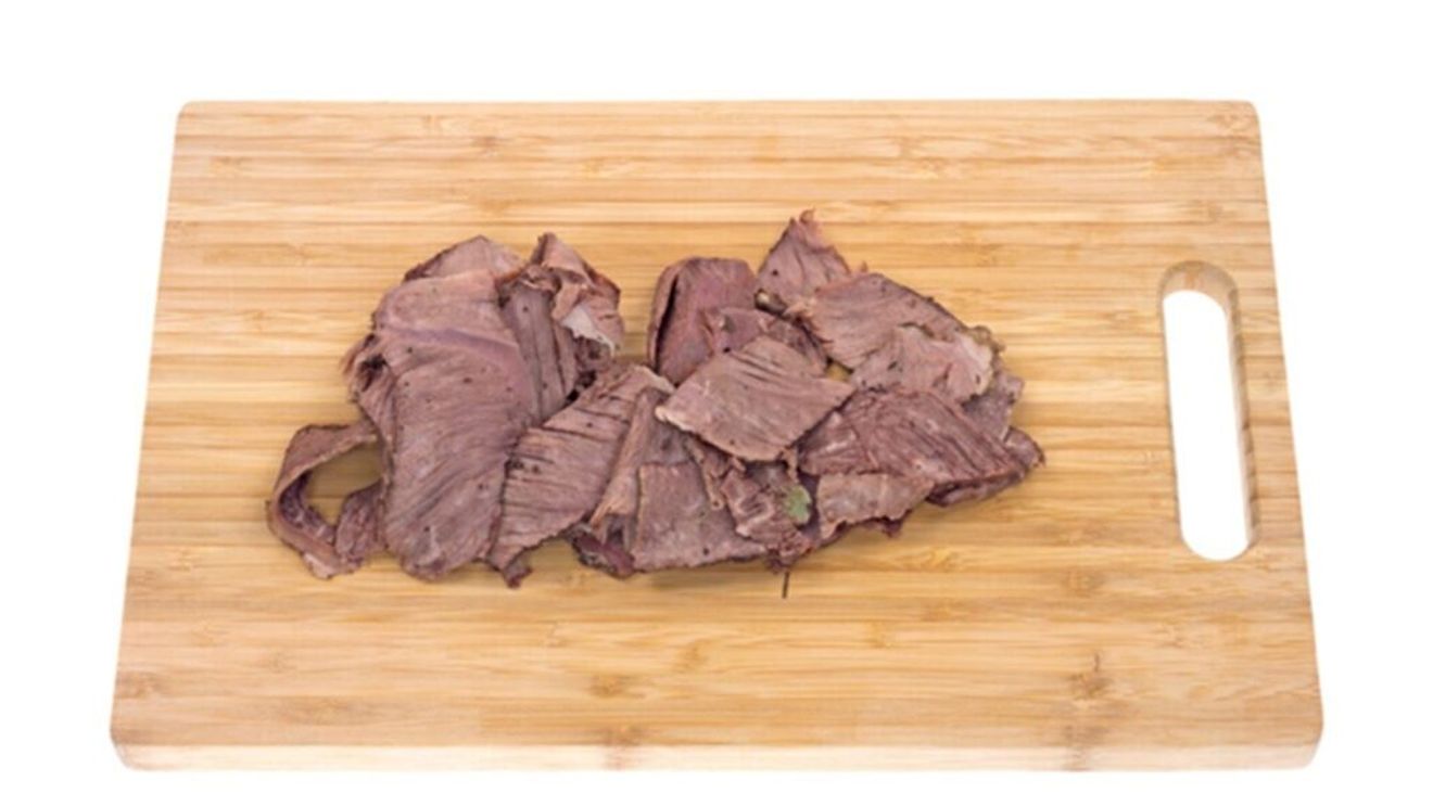 Mic dejun de a doua zi, rețetă antirisipă / Omletă cu friptură, legume și brânzeturi