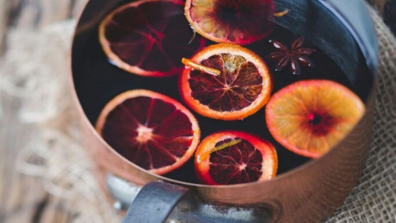 Vin fiert în stil italian. Rețeta de vin brulè, cu fructe și multe condimente, pentru ca în final să iasă o băutură caldă, dulceagă, aromată și cu puțin alcool