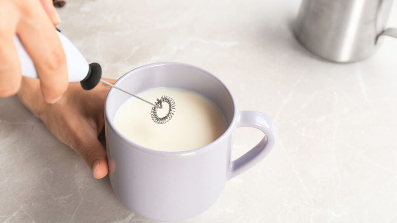 Patru moduri neașteptate de a folosi un aparat pentru spumă de lapte / De la dressinguri pentru salate la omletă, acest mic gadget te va ajuta la mici trucuri în bucătărie