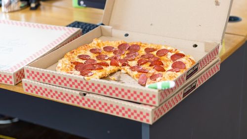 Unul din 3 angajați români alege să ia prânzul la un restaurant sau să comande la birou, potrivit unui sondaj / Majoritatea românilor consideră că inflația s-a resimțit inclusiv în valoarea prânzului luat la birou