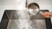 Ce se întâmplă dacă torni apă clocotită în chiuvetă / Obiceiul banal care poate deteriora țevile și de ce nu este o idee bună să lași apa rece să curgă simultan