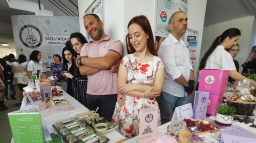 VIDEO | Jeleu cu flori de liliac, paste cu pudră din coji de cartofi și țelină, gem exotic de kiwi și lime, între preparatele inovatoare create de studenții de la Facultatea de Inginerie Alimentară din Timișoara