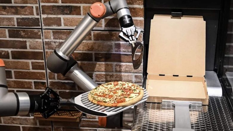 VIDEO | Roboți care servesc pizza non-stop, într-un restaurant din Madrid care îi neliniștește pe vecini/ Un local similar funcționează în capitala Franței, unde s-au vândut deja peste 100.000 de pizza