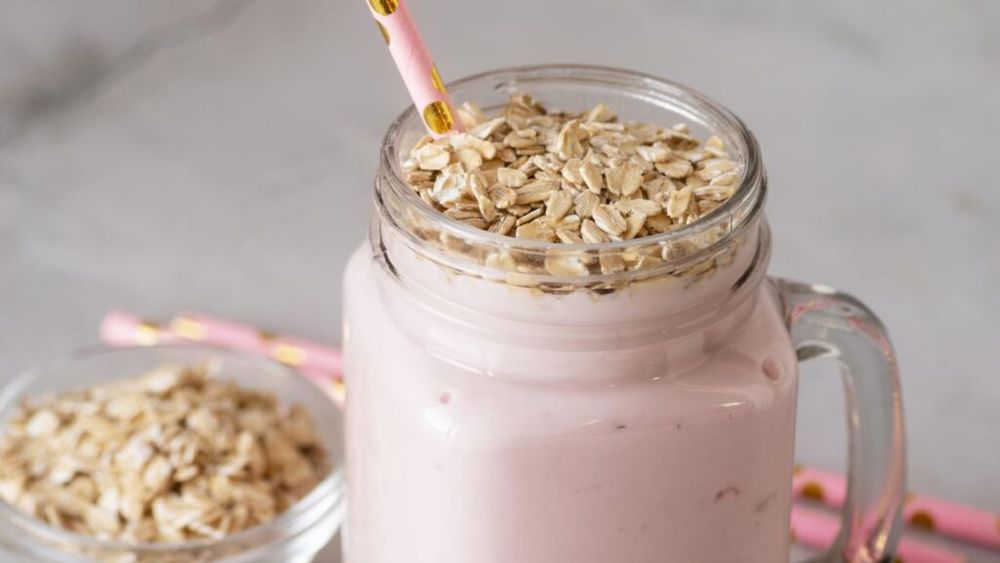 Mic dejun rece de vară, dintr-un smoothie de căpșuni cu lapte în care seara adugăm fulgi de ovăz. Totul într-un singur vas, pe care îl dăm la frigider peste noapte