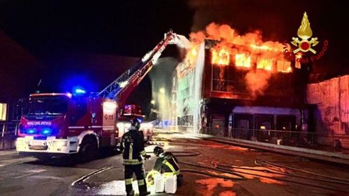 Incendiu devastator în timpul nopții la o fabrică de prelucrare a cărnii, în Italia. Căldura a topit obloanele locuințelor din apropiere