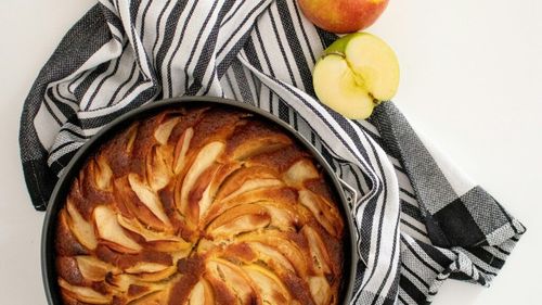 Chec pufos cu mere și scorțișoară, acoperit cu glazură dulce / Perfect pentru micul dejun, cafeaua de după-amiază sau desert