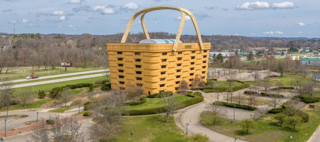 Clădirea în formă de coș de picnic/ Ciudatul edificiu este sediul unui cunoscut producător american de coșuri țesute manual