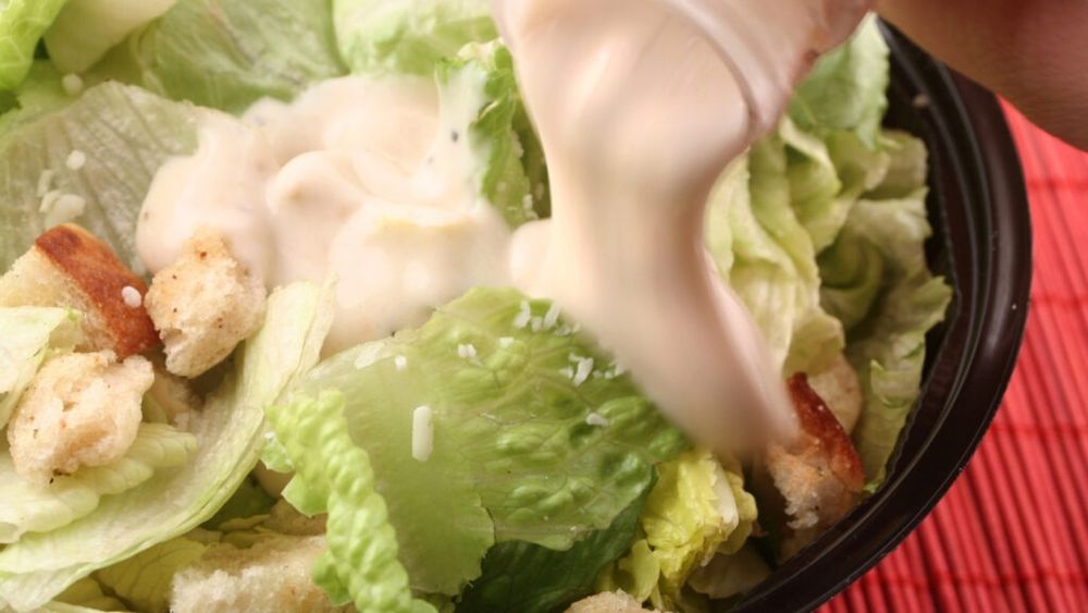 Există multe idei greșite despre mâncare / Salata Caesar nu este denumită după Iulius Caesar, Dom Pérignon nu a inventat șampania, iar hamburgerii nu provin din Hamburg