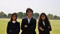 Trei adolescenți din India au inventat un praf biodegradabil care elimină microplasticele din apă fără electricitate. Au câștigat Earth Prize 2026