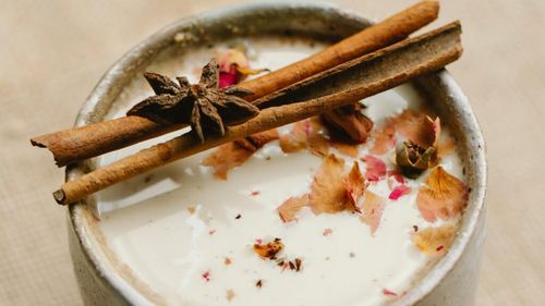 Patru motive pentru care ar trebui să adaugi cuișoare în ceaiul tău masala (chai), iarna aceasta/ Dincolo de aromă, cuișoarele îți stimulează imunitatea, sprijină digestia și nu numai