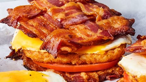 Sandvișul fără pâine, care înlocuiește chifla cu bacon crocant și transformă combinația clasică ou, brânză și cartofi într-un festin / Perfect pentru un început de zi și de săptămână