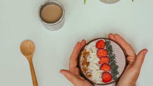 10 idei de mic dejun bogat în fibre care îți susțin digestia, echilibrul glicemic și reduc inflamația