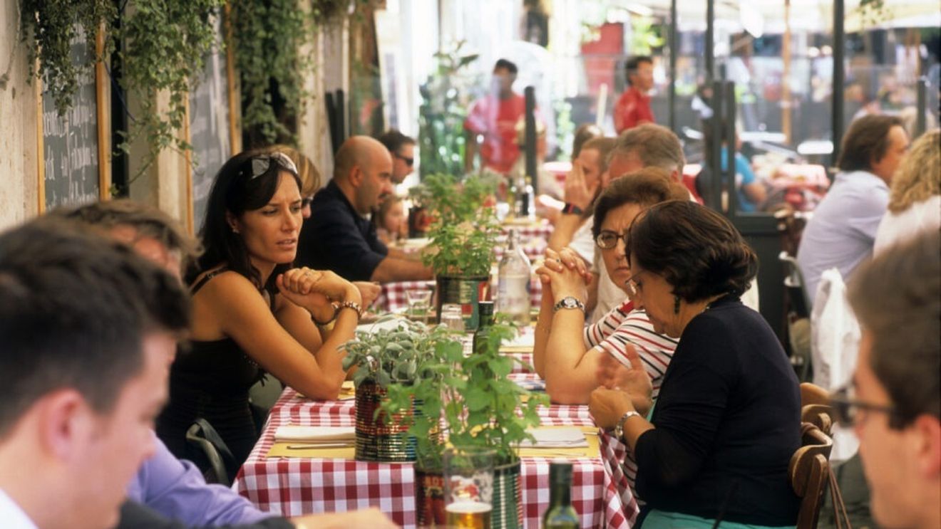 Turiștii din Grecia au preferat să cumpere mâncare de la supermarketuri în loc să meargă la restaurant/ Același fenomen este din ce în ce mai prezent și în Spania, unde deși încasările resturantelor sunt în creștere, numărul de clienți a scăzut