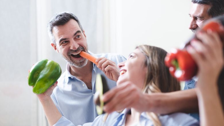 Ce să mănânci pentru a proteja bacteriile „bune” din cavitatea bucală. Alimentele care susțin microbiomul oral