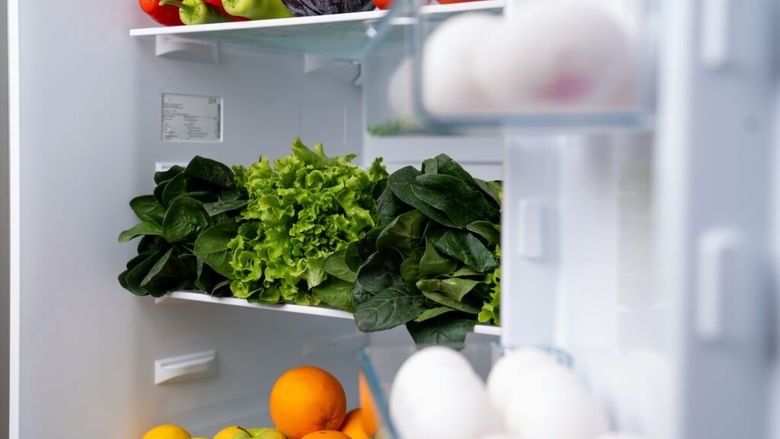 Fructe stricate, rafturi lipicioase și dezordine? 10 trucuri utile pentru un frigider mai curat și organizat / Obiceiurile care îți fac viața mai ușoară în bucătărie