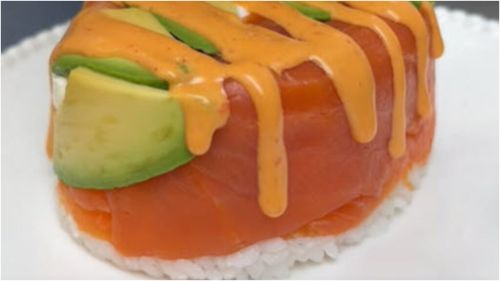 VIDEO | Sushi dragon roll în cutie de brânză Philadelphia/ Nu trebuie să te pricepi la rulat ca să ai pe masă un sushi de casă cu ingrediente alese de tine