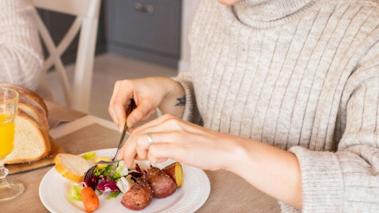 Șase modificări în dietă pentru a reduce retenția de apă (edem) / Mănâncă banane, avocado, cereale integrale, nuci și ton / Ceaiul de păpădie ți-ar putea fi de folos