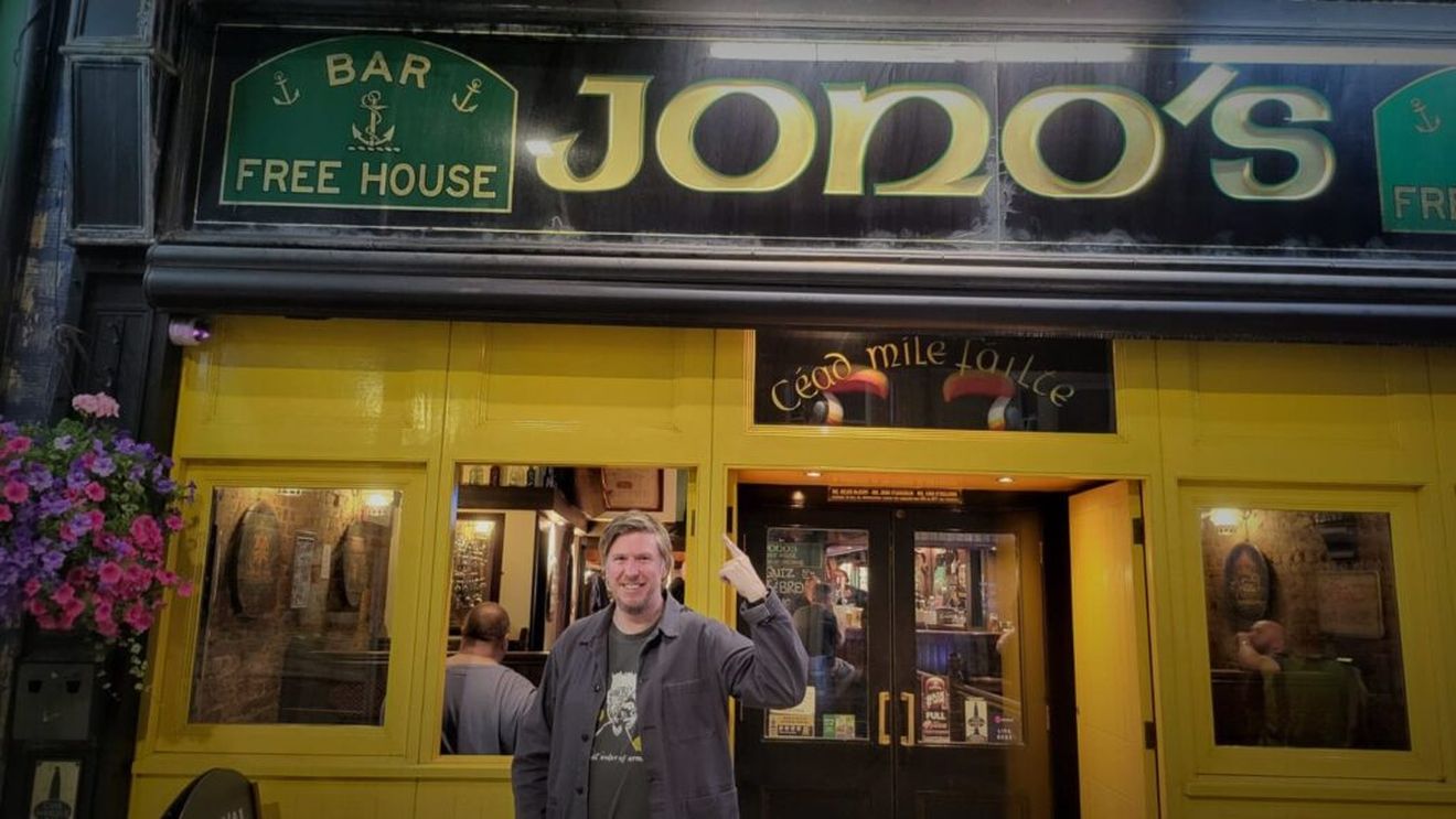 FOTO | Povestea bărbatului care și-a propus să viziteze toate pub-urile irlandeze din lume / Este lector universitar la Londra și a crescut într-un mic sat, unde „erau un magazin și cinci pub-uri”: „Nu e vorba despre băut excesiv, ci mai degrabă de spațiu și oameni”