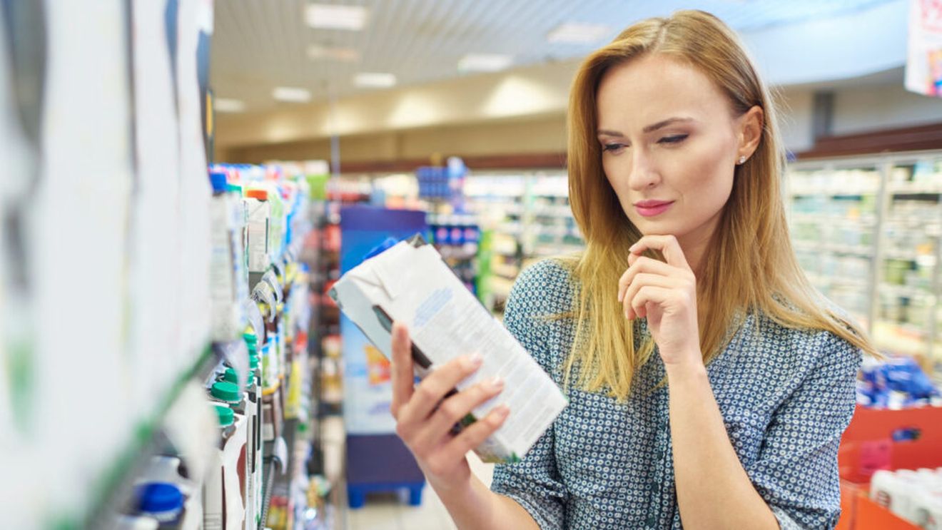 Etichetele alimentare ne influențează sănătatea mai mult decât credem. Ce au observat cercetătorii și de ce simpla culoare de pe ambalaj poate conta